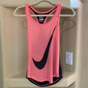 💪 Nike coral & black workout tank size XS